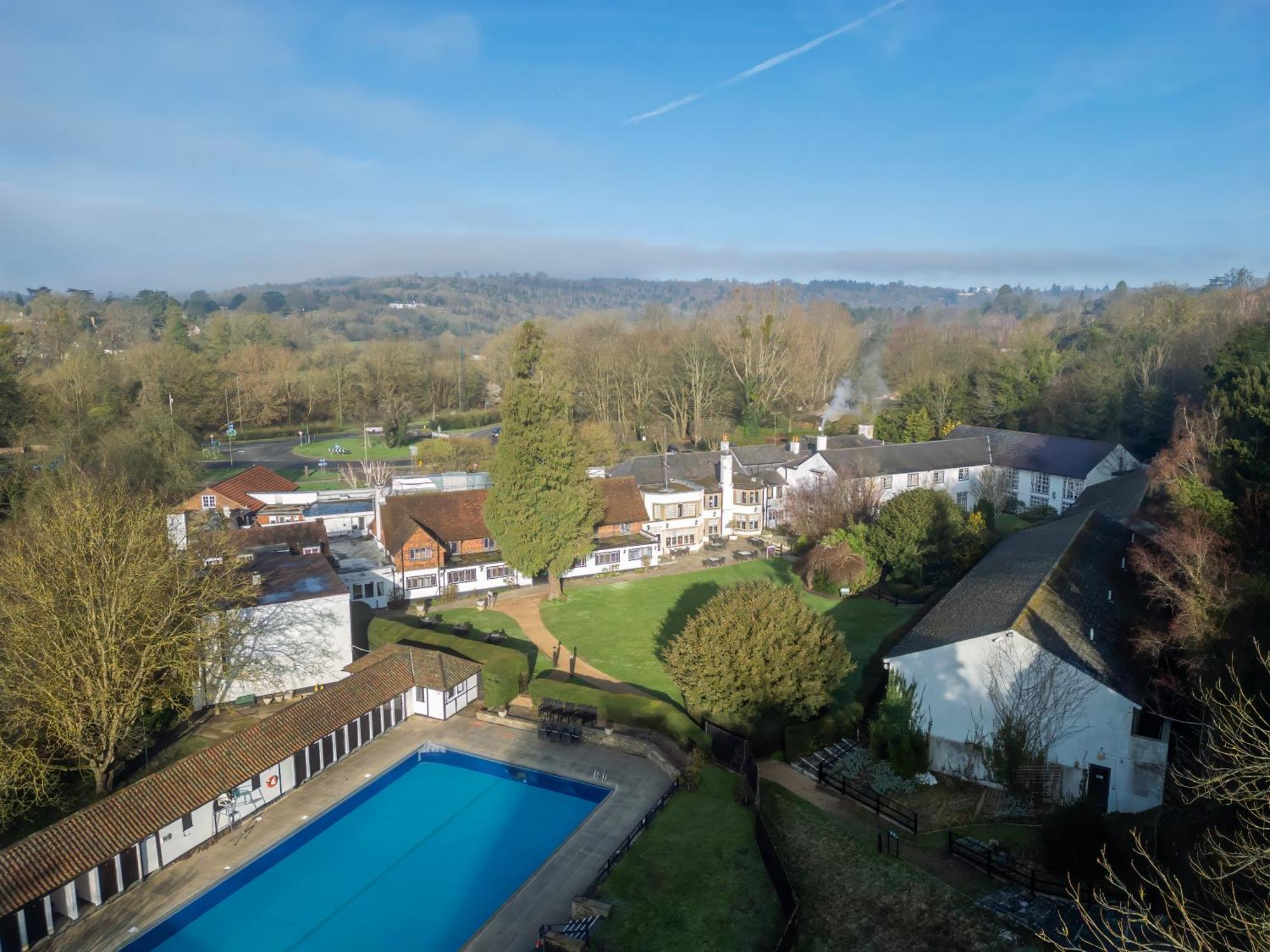 Sunday Box Hill Burford Bridge Hotel Доркинг Екстериор снимка