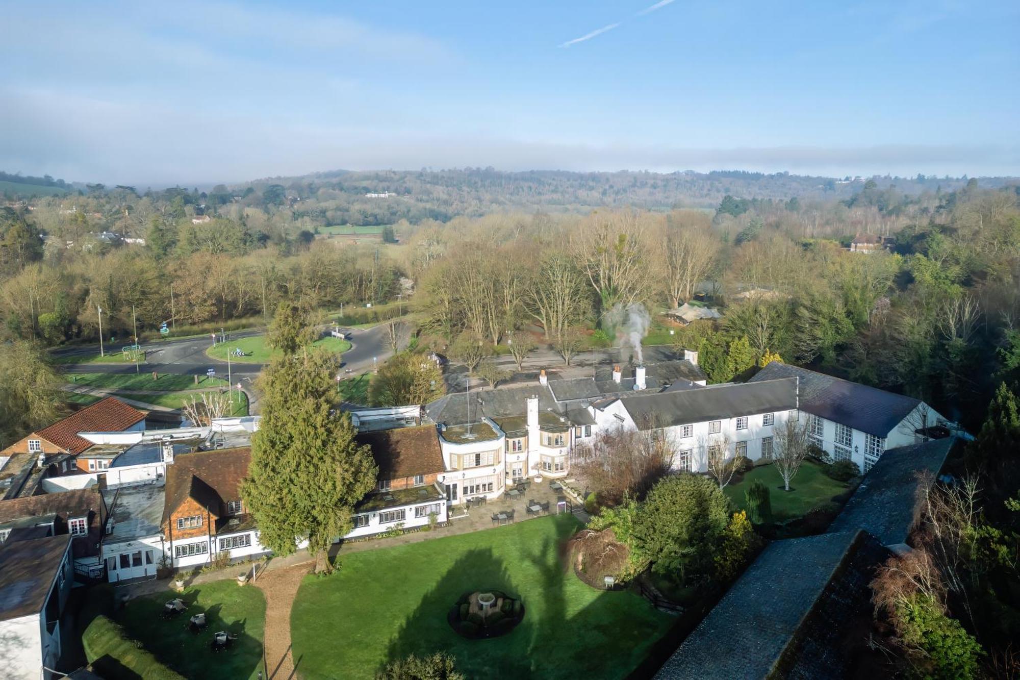 Sunday Box Hill Burford Bridge Hotel Доркинг Екстериор снимка