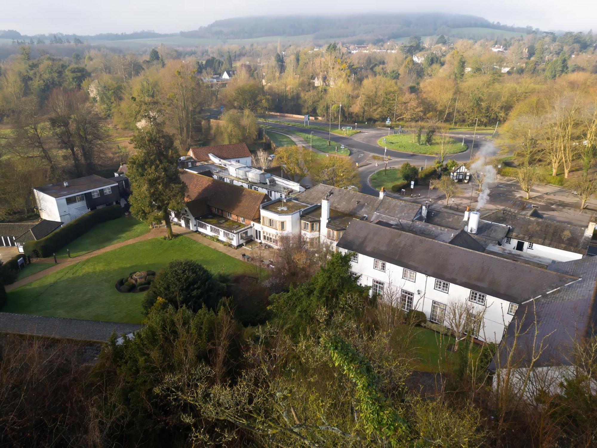 Sunday Box Hill Burford Bridge Hotel Доркинг Екстериор снимка