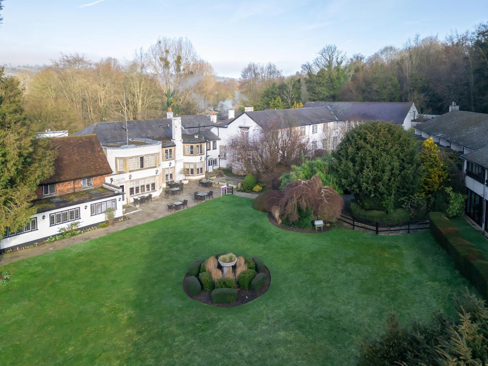 Sunday Box Hill Burford Bridge Hotel Доркинг Екстериор снимка
