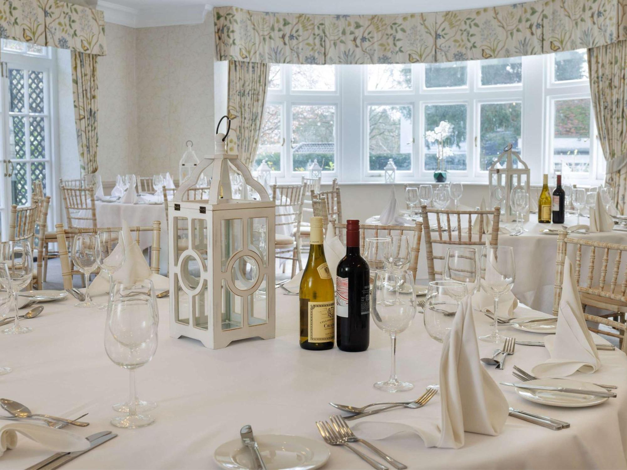 Sunday Box Hill Burford Bridge Hotel Доркинг Екстериор снимка