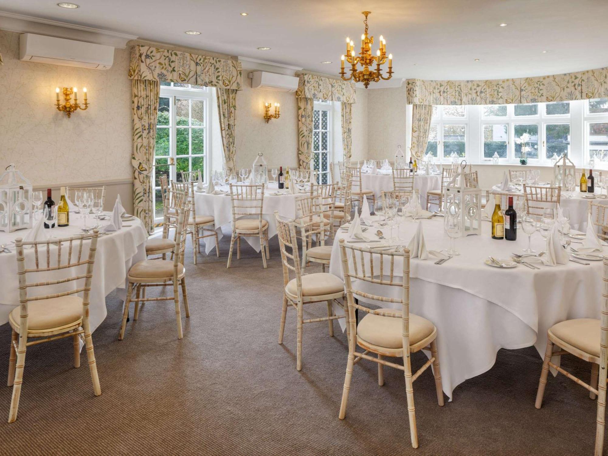 Sunday Box Hill Burford Bridge Hotel Доркинг Екстериор снимка