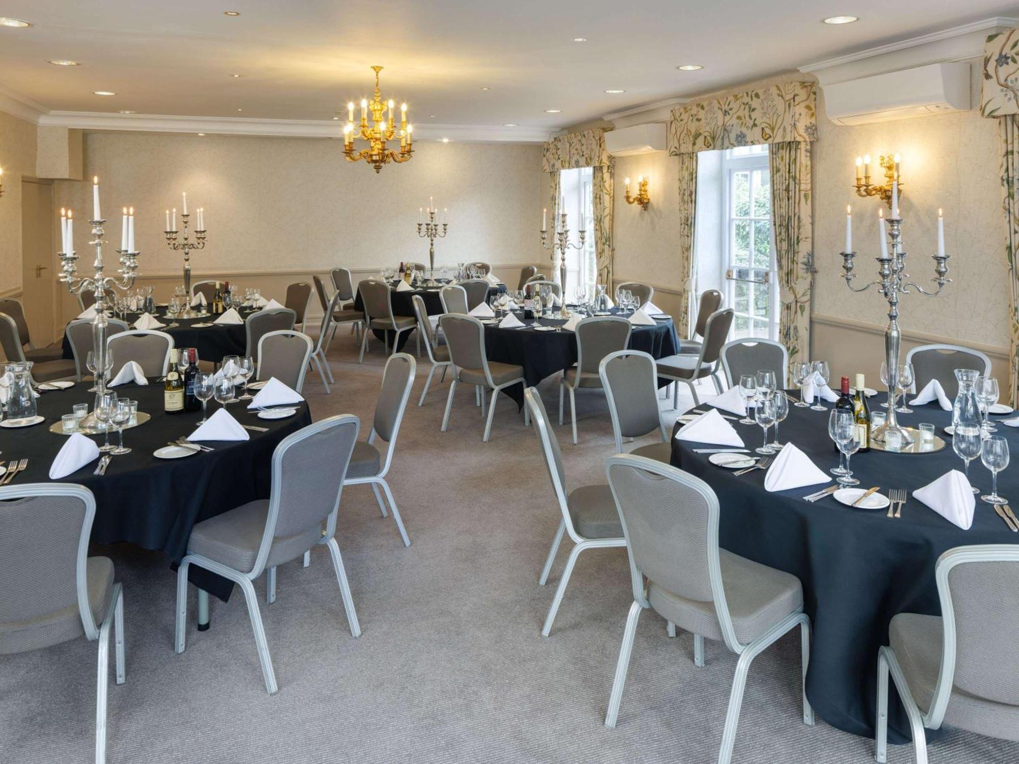 Sunday Box Hill Burford Bridge Hotel Доркинг Екстериор снимка