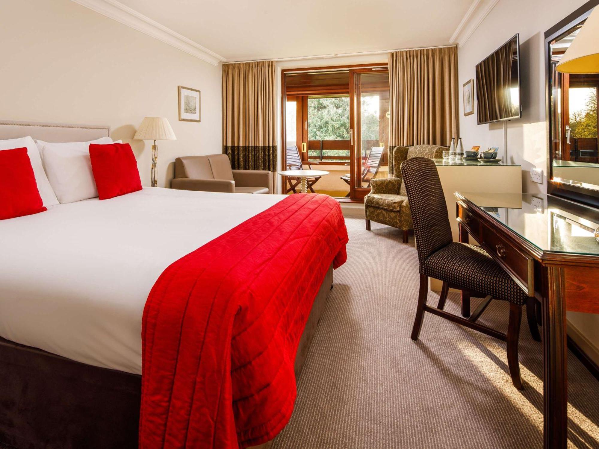 Sunday Box Hill Burford Bridge Hotel Доркинг Екстериор снимка