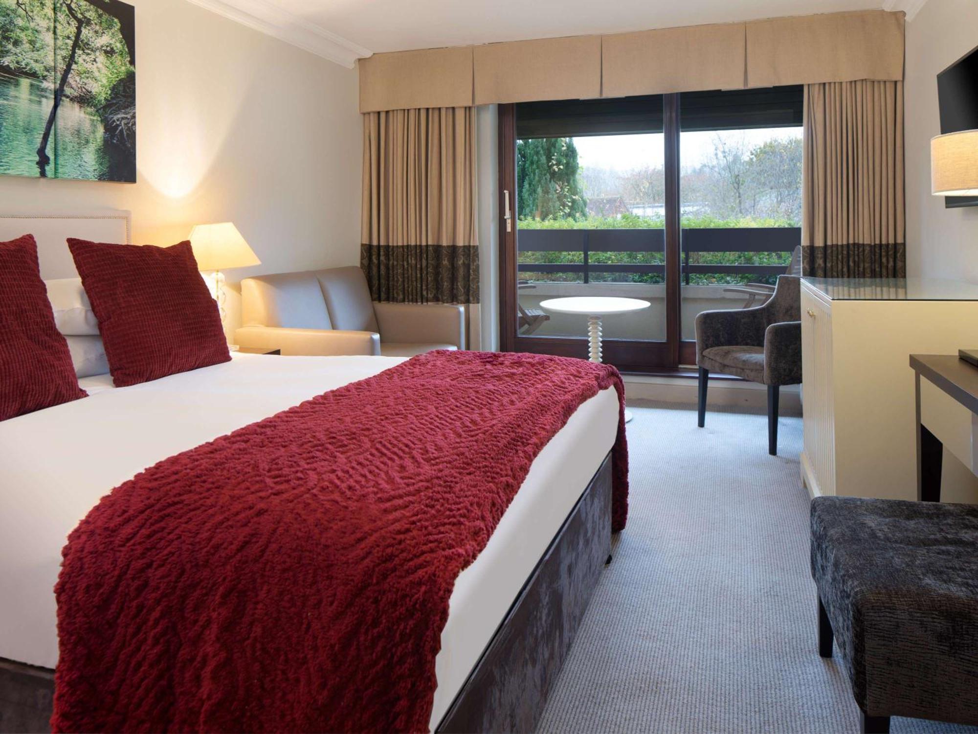 Sunday Box Hill Burford Bridge Hotel Доркинг Екстериор снимка