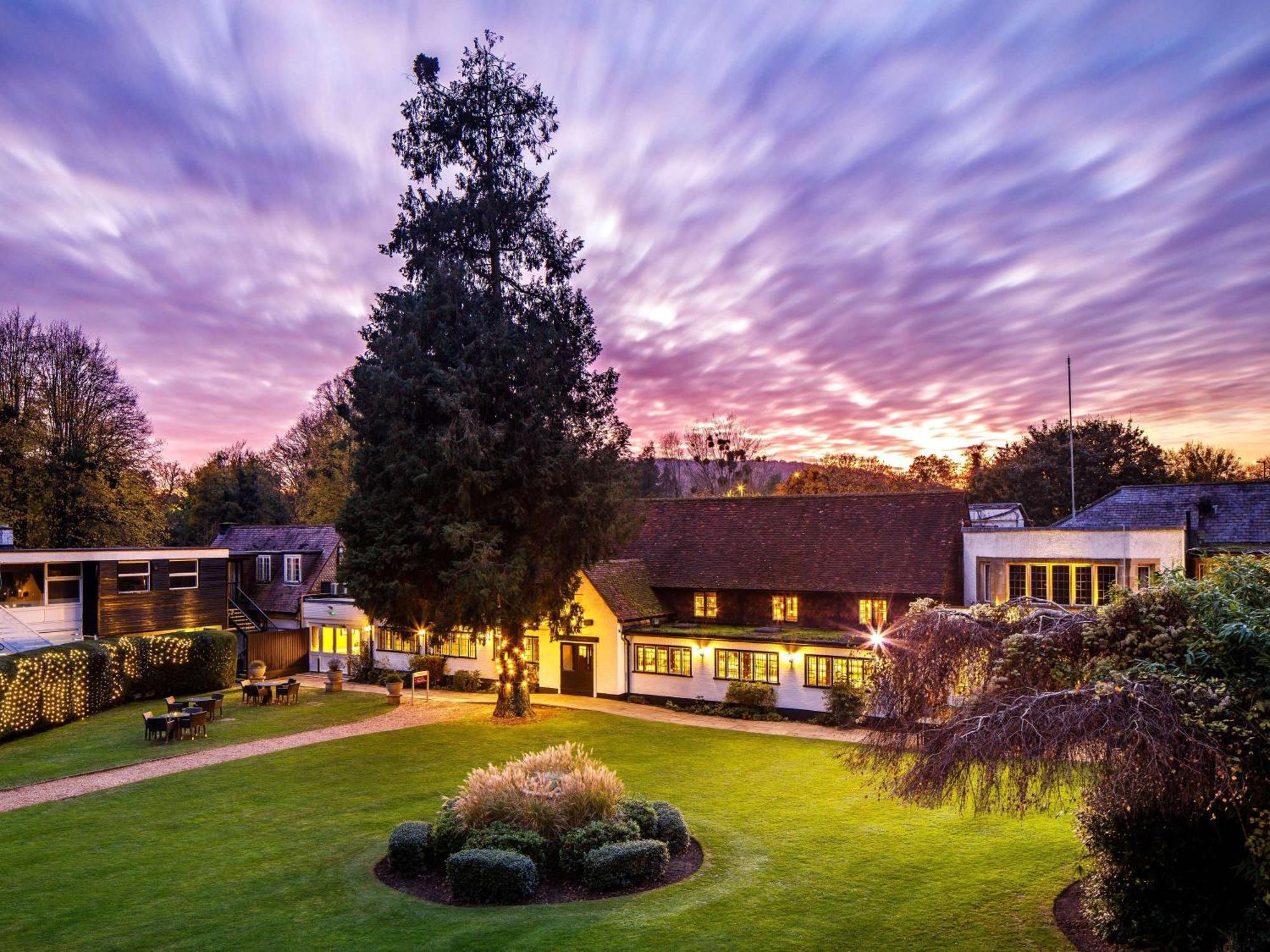 Sunday Box Hill Burford Bridge Hotel Доркинг Екстериор снимка
