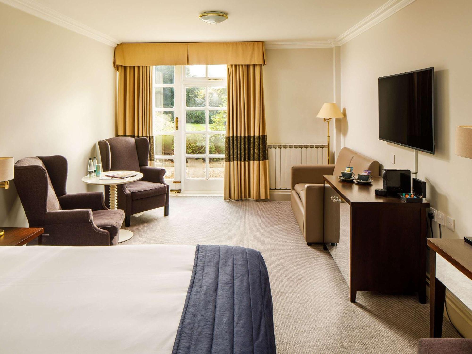 Sunday Box Hill Burford Bridge Hotel Доркинг Екстериор снимка