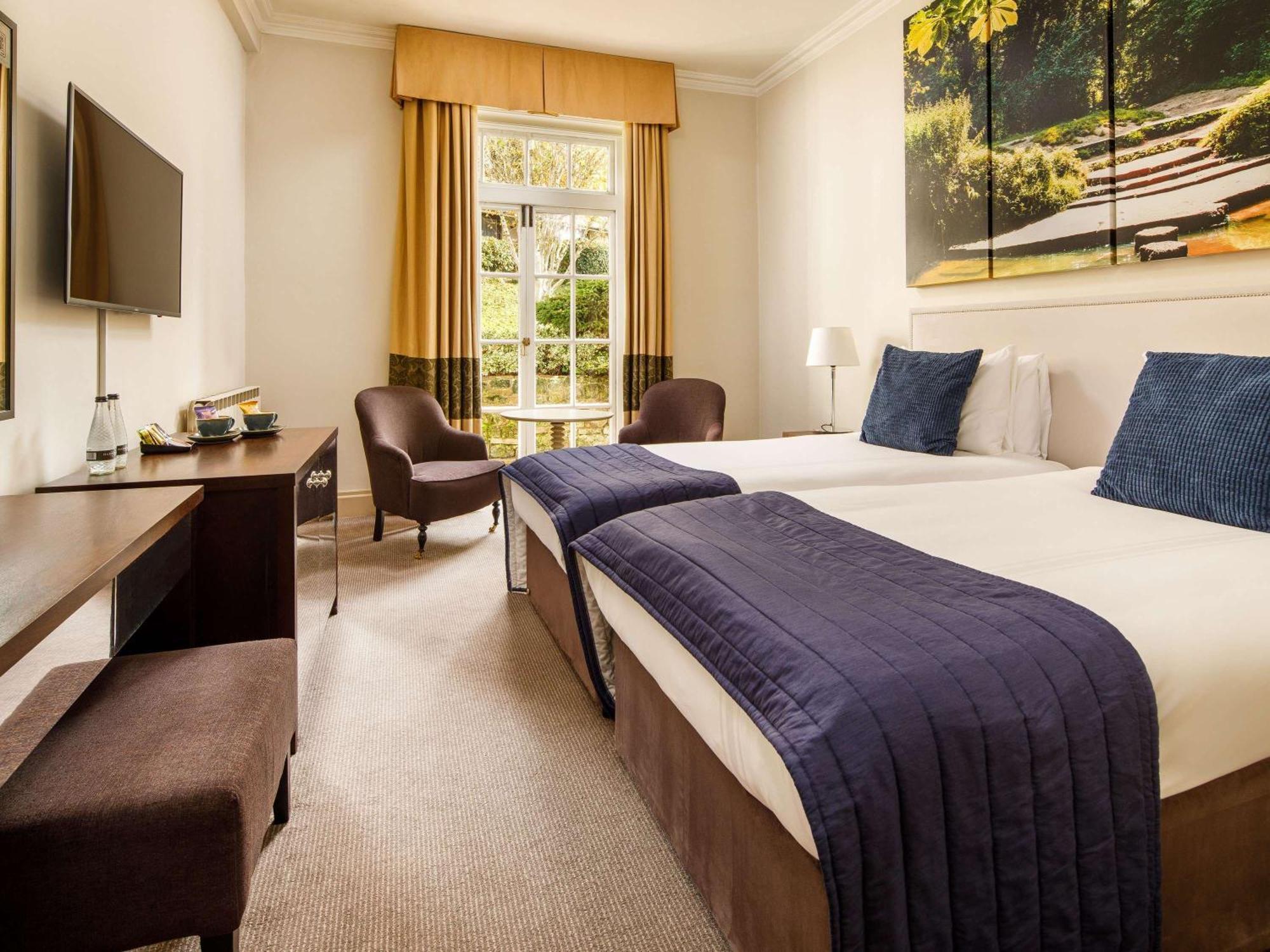 Sunday Box Hill Burford Bridge Hotel Доркинг Екстериор снимка
