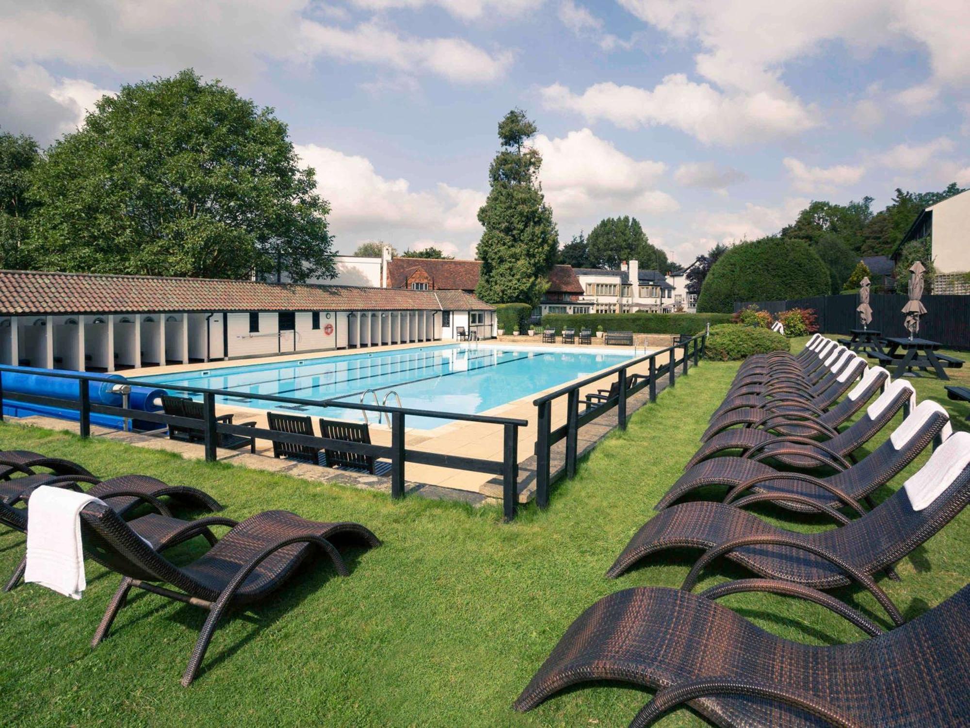 Sunday Box Hill Burford Bridge Hotel Доркинг Екстериор снимка